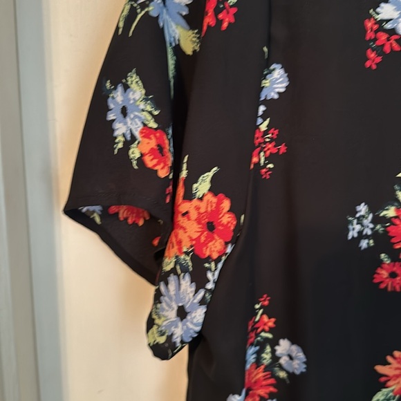 Chelsea & Theodore Short Sleeve Floral Top Size XL NWOT - Picture 4 of 9